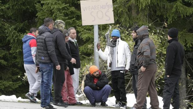 Eine Gruppe von Flüchtlingen will weg vom Bürglkopf. Dort wurde nach dem Angriff eine Softgun gefunden.