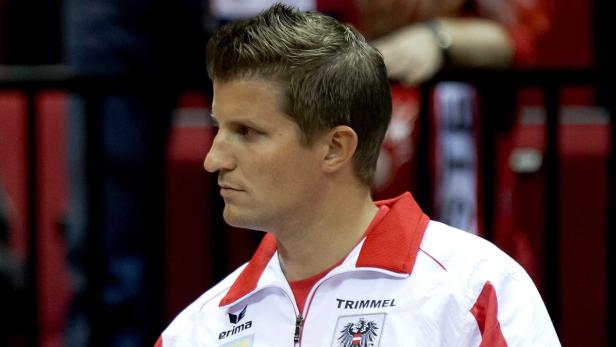 Ein Mann im österreichischen Nationaltrikot, vermutlich ein Sportler oder Trainer.