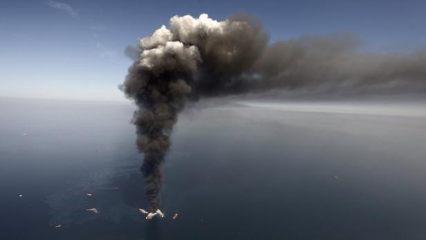 87 Tage lang floss im Jahr 2010 Öl ins offene Meer: Nachdem eine Explosion die BP-Bohrplattform Deepwater Horizon zerrissen hatte, konnte der Öl-Austritt monatelang nicht gestoppt werden.