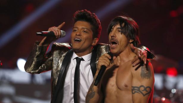 Bruno Mars und Anthony Kiedis treten gemeinsam auf einer Bühne auf.