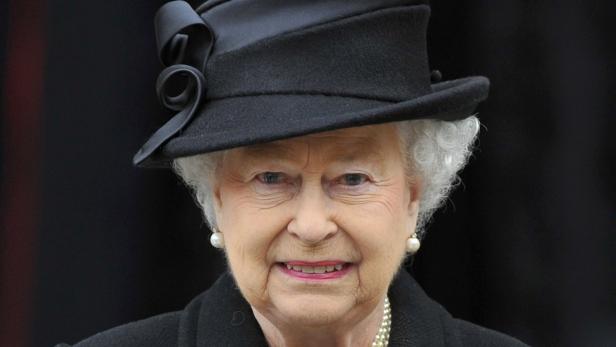 Ein Porträt von Königin Elisabeth II. mit einem schwarzen Hut und einer Perlenkette.