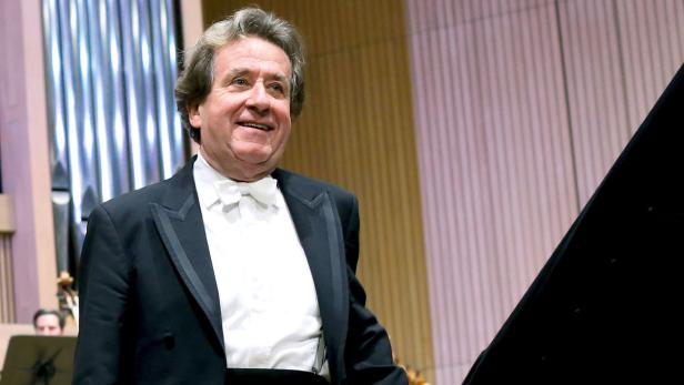 Rudolf Buchbinder gastiert gemeinsam mit dem Qatar Philharmonic Orchestra in Linz.