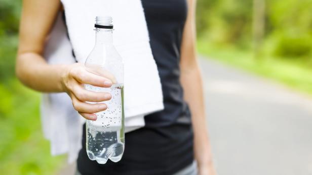 Plastikflaschen können bei Wiederverwendung von Bakterien befallen werden.