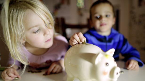 Alle Jahre wieder: Kinder bringen Sparschwein und Büchse zur Bank, im Gegenzug gibt&#039;s Geschenke - rund 1,3 Millionen Besucher werden heute in den heimischen Bankfilialen erwartet.