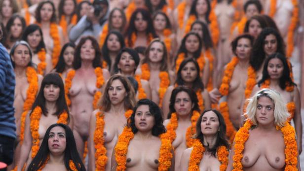 Über 100 Frauen haben in der mexikanischen Kolonialstadt San Miguel Allende nackt für den US-Fotokünstler Spencer Tunick posiert. Die Teilnehmerinnen trugen bei der Aktion am Donnerstag Kränze der in Mexiko weit verbreiteten orangenen Studentenblume.