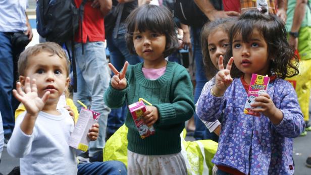 Flüchtlingskinder am Budapester Bahnhof Keleti