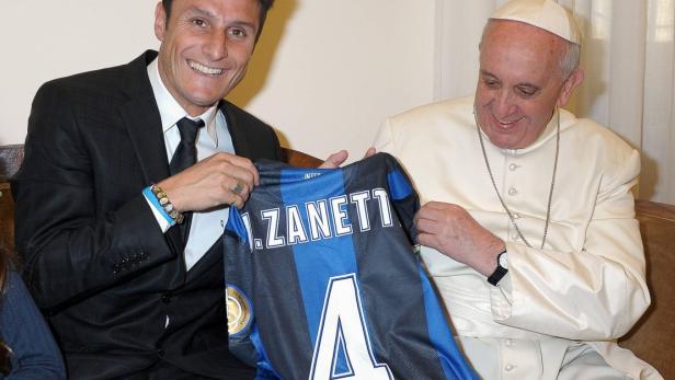 Pope Francis (R) receives Inter Milan captain Javier Zanetti&#039;s soccer jersey during their private audience in Vatican April 25, 2013. Picture taken April 25, 2013. REUTERS/Osservatore Romano (VATICAN - Tags: RELIGION SPORT SOCCER) ATTENTION EDITORS - THIS IMAGE WAS PROVIDED BY A THIRD PARTY. FOR EDITORIAL USE ONLY. NOT FOR SALE FOR MARKETING OR ADVERTISING CAMPAIGNS. THIS PICTURE IS DISTRIBUTED EXACTLY AS RECEIVED BY REUTERS, AS A SERVICE TO CLIENTS