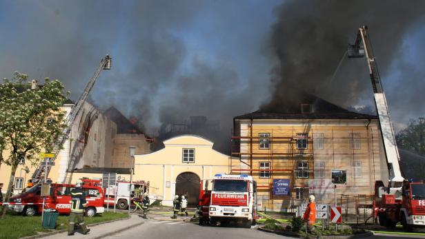 Der Großbrand in Schloss Ebenzweier in Altmünster (Bezirk Gmunden) am Montag ist von einer im Rosengarten weggeworfenen Zigarette ausgelöst worden.