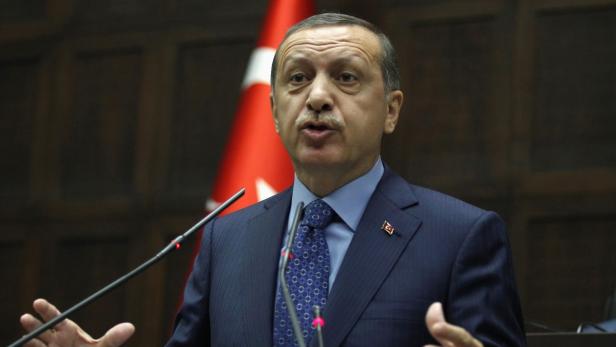 Recep Tayyip Erdoğan hält eine Rede vor einer türkischen Flagge.