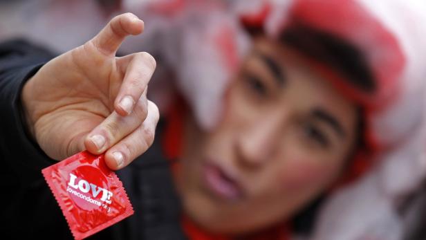 Für die Olympia-Athleten wurden 100.000 Kondome zur Verfügung gestellt und auch verteilt. „Das sind für jeden Sportler zwei Präservative pro Tag“, kommentierte der russische Radiosender Echo Moskwy am Mittwoch. Das IOC rechne wohl „wie bei vergangenen Spielen mit einem regen Sexualleben im olympischen Dorf“. Die Aktion sei Teil einer Anti-Aids-Kampagne, sagte ein IOC-Sprecher. Bei den Spielen 2012 in London (150.000 Stück) und 2010 in Vancouver (250.000 Stück) seien ebenfalls Kondome verteilt worden.