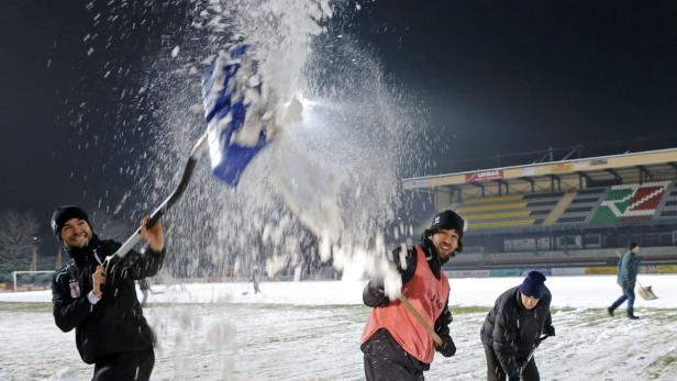 FUSSBALL: SPIELFELD DER LAVANTTAL-ARENA VON SCHNEE