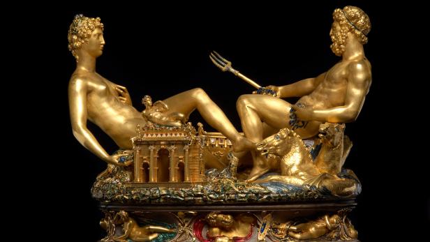 Eine goldene Skulptur von Neptun mit Dreizack und einer weiblichen Figur, beide auf einem verzierten Sockel sitzend.
