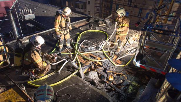 Die Feuerwehr musste das Dach öffnen, um an alle Brandherde heranzukommen.