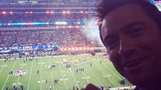 Hugh Jackman bei einem Footballspiel im MetLife Stadium.