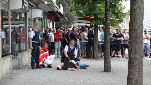 Reutlingen: Polizisten nehmen den am Boden liegenden Mann fest.
