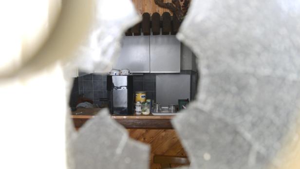 APA11642218-2 - 26022013 - WIEN - ÖSTERREICH: ZU APA 174 CI - Bei einer Explosion in Wien-Favoriten ist einem 61-jährigen Mann am Dienstag, 26. Februar 2013, die linke Hand zerfetzt worden. Laut Polizei war der Serbe in den Keller seines Hauses am Antonsplatz 7-8 gegangen, um einen nicht näher definierten Gegenstand zu holen. Kurze Zeit später kam es zu der Explosion. Im Keller wurde ein Munitionsdepot für Schusswaffen gefunden. Im Bild: Eine zerborstene Scheibe am Unfallort. APA-FOTO: HELMUT FOHRINGER