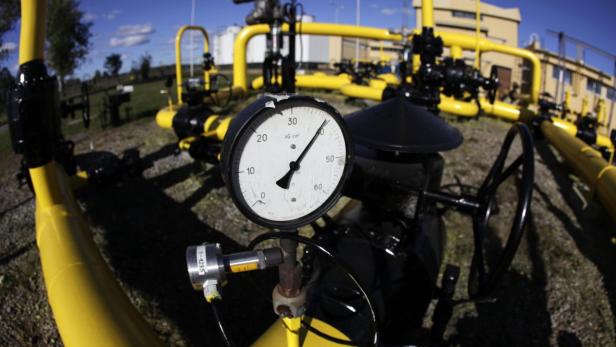 A pressure gauge is seen at a Gaz-System gas compressor station in Rembelszczyzna outside Warsaw in this October 13, 2010 file photo. Beginning in 2014, Warsaw wants to tap an estimated 5.3 trillion cubic metres of recoverable reserves of gas - enough, according to the U.S. Energy Information Administration, to supply Poland with more than 300 years of its domestic energy needs. But the shale gas push is about more than energy. Poland wants to break its reliance on Russian energy and reduce Moscow&#039;s power over Europe. That is one reason why Warsaw has welcomed U.S. oil majors such as Chevron, Exxon Mobil, Conoco and Marathon, even though it risks igniting tensions with Russia. To match Insight POLAND-SHALEGAS/ REUTERS/Kacper Pempel/Files (POLAND - Tags: ENERGY POLITICS BUSINESS)