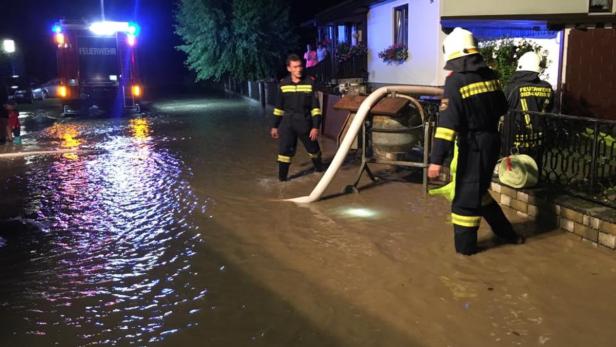 Überflutete Wehrgasse in Rennersdorf, Bezirk St. Pölten.