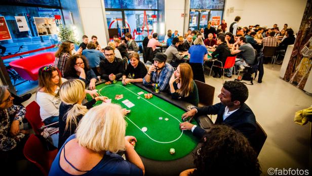 Schrage und seine Mitstreiter organisierten für eine Partnerschule ein Benefiz-Pokerturnier.