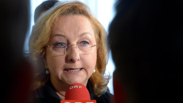 Eine Frau mit Brille spricht in ein Mikrofon des ORF.