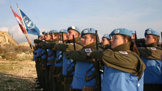 Ehrenzug österreichischer UNIFIL-Soldaten an der Gedenktstätte für gefallenen UNO-Soldaten in Khiam.