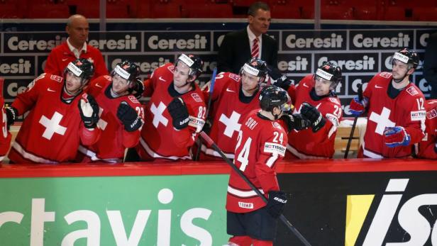Switzerland&#039;s Reto Suri (front) celebrates with his teammates on the bench after scoring against the Czech Republic during their 2013 IIHF Ice Hockey World Championship preliminary round match at the Globe Arena in Stockholm May 6, 2013. REUTERS/Arnd Wiegmann (SWEDEN - Tags: SPORT ICE HOCKEY)