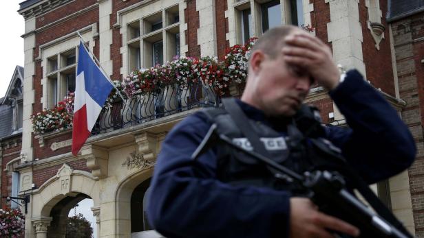 Ein Polizist sichert das Rathaus der nordfranzösischen Stadt