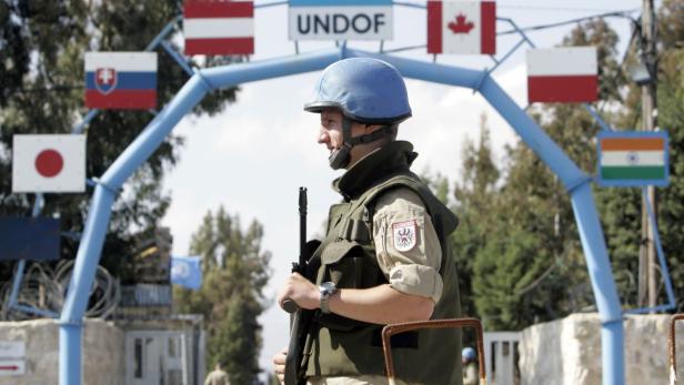 An Austrian U.N. peacekeeper stands guard during United Nations (U.N.) Secretary-General Ban Ki-moon&#039;s visit to the U.N. Disengagement Observer Force (UNDOF) headquarters at the Nabea al Faouar village in Golan Heights near the border with Israel April 24, 2007. REUTERS/Jamal Saidi (SYRIA)