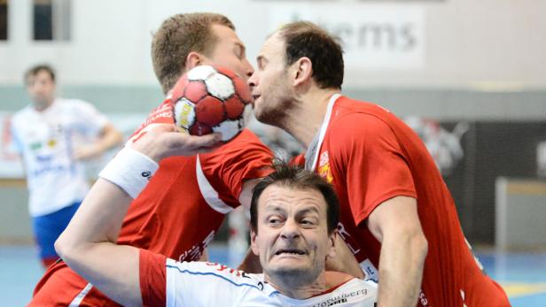 23.03.2013, Krems, Handball, Handball Liga Austria, HLA, MPO, UHK Krems - HC Hard, VIZVARY Kristof, BJELIS Mario, MITKOV Vlatko, Copyright DIENER / Zierlinger Karl Marktgasse 3-7 / 4 / 5 / 21 A-1090 Wien Telefax +43 1 955 32 35 Mobil +43 676 629 98 51 BA-CA Bank Nr. 12000 Account Nr. 00712 223 783 e-mail: agentur@diener.at Datenbank: www.diener.at