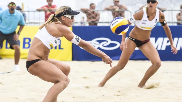 Zwei Beachvolleyballspielerinnen beim Spiel am Strand.