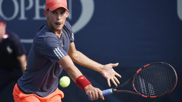 Dominic Thiem schlägt einen Tennisball während eines Spiels.
