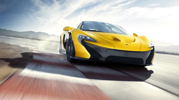 Ein gelber McLaren rast auf einer Rennstrecke.