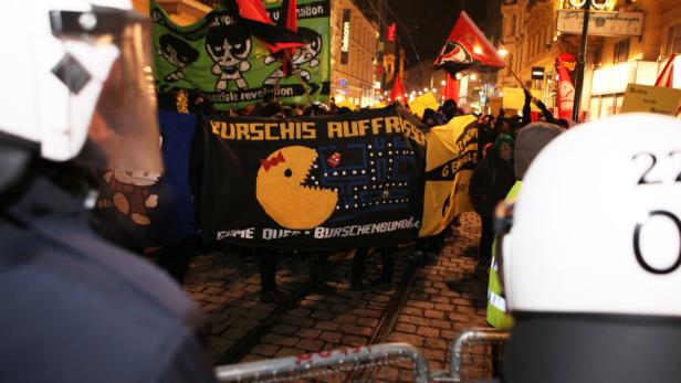 Protest: Wie in Wien demonstrieren in Linz alljährlich die Gewerkschaft und andere Organisationen gegen den Burschenschafter-Ball