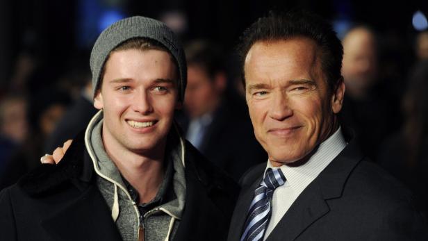 Arnold Schwarzenegger posiert mit seinem Sohn Patrick für ein Foto.