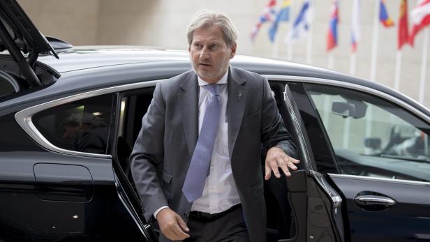 Ein Mann im Anzug steigt aus einer schwarzen Limousine.