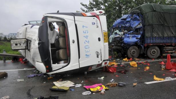 Ein umgekippter Bus und ein beschädigter Lastwagen nach einem Verkehrsunfall.