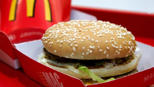 ARCHIV - Ein Big Mac der Fastfood-Kette McDonald&#039;s liegt am 27.02.2007 in München (Oberbayern) in einer Verpackung. Der Hunger auf Fast Food hält an: McDonald&#039;s hat im Schlussquartal 2011 den weltweiten Umsatz um zehn Prozent auf 6,8 Milliarden Dollar hochgeschraubt. Der Gewinn stieg im Vergleich zum Vorjahreszeitraum um elf Prozent auf unterm Strich 1,4 Milliarden Dollar (1,1 Mrd Euro). Zu den besten Kunden zählten dabei die Deutschen, wie der US-Konzern am Dienstag erklärte Foto: Matthias Schrader dpa (zu dpa0990 vom 24.01.2012) +++(c) dpa - Bildfunk+++