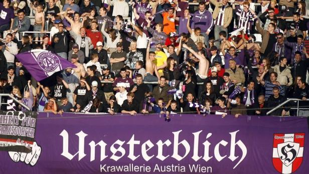 Eine Menschenmenge, vermutlich Fans von Austria Wien, feuern ihr Team an.