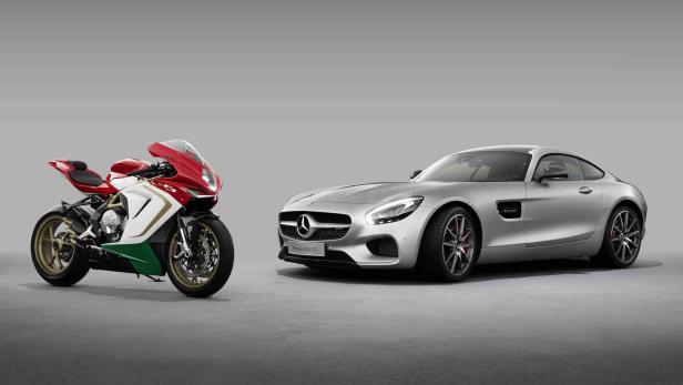 Ein silberner Mercedes-AMG GT steht neben einem MV Agusta Superveloce Motorrad.
