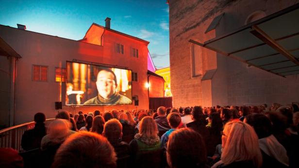 Historische Kulisse für das FilmFestiWels: Im Schießerhof wird die Leinwand aufgebaut, der Minoritenplatz wird zum Treffpunkt für Filmfans.