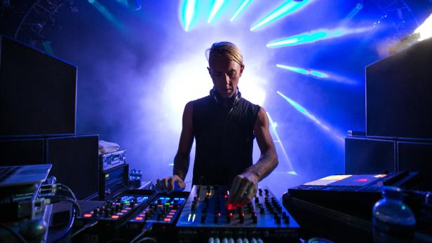 Bass rein, Bass raus: Richie Hawtin hinter dem Mischpult.