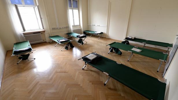 Feldbetten in einer Notschlafstelle in einem ehemaligen Bürogebäude am Wiener Westbahnhof.