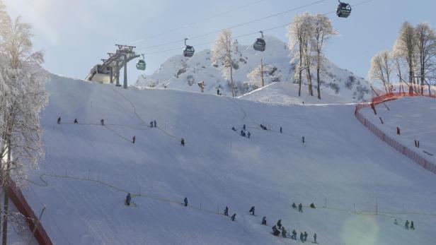 Eine Skipiste mit Skifahrern und Sesselliften an einem sonnigen Tag.
