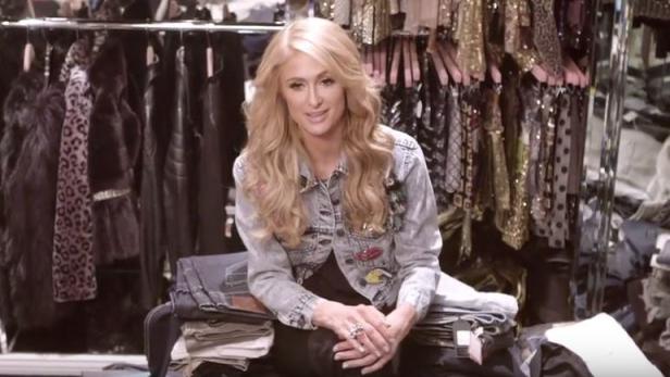 Paris Hilton wühlt sich durch alte Kleidung durch