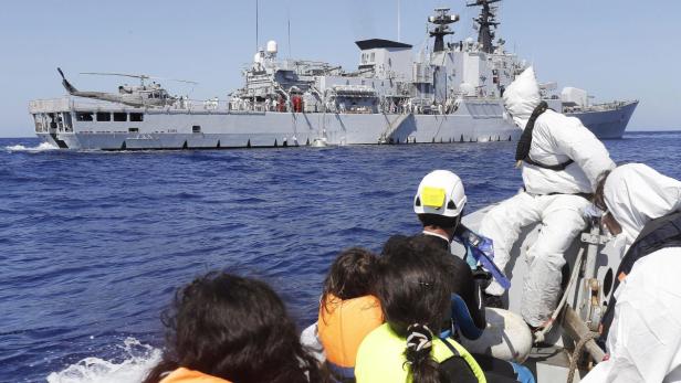 Flüchtlinge werden zu einem Schiff der italienischen Marine verfrachtet: Immer wieder spielen sich im Mittelmeer Tragödien ab.