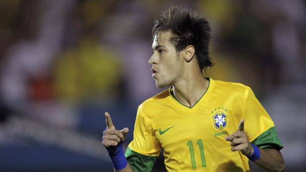 Brazil&#039;s Neymar celebrates after scoring a goal against Argentina during their international friendly soccer match in Goiania September 19, 2012. REUTERS/Ueslei Marcelino (BRAZIL - Tags: SPORT SOCCER)
