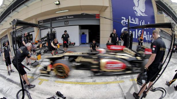 epa03669993 Finnish Formula One driver Kimi Raikkonen of Lotus F1 Team in the pits during the third practice session at the Sakhir circuit near Manama, Bahrain, 20 April 2013. The 2013 Bahrain Formula One Grand Prix will take place on 21 April 2013. EPA/VALDRIN XHEMAJ