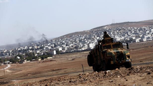 Türkische Soldaten an der Grenze zu Syrien. Im Hintergrund die umkämpfte Stadt Kobane.