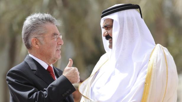 APAJAE12 - 24022009 - DOHA - KATAR: ZU APA TEXT AA - Bundespraesident Heinz Fischer wird vom Emir des Staates Katar Sheikh Hamad Bin Khalifa Al-Thani am Dienstag, 24. Februar 2009, mit militaerischen Ehren im Regierungspalast in Doha empfangen. BP Fischer absolviert einen eintaegigen offiziellen Arbeitsbesuch in Katar. APA-FOTO: ROBERT JAEGER