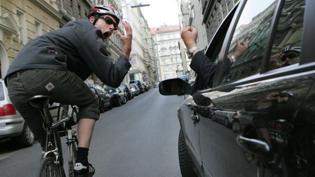 APAHEF08 - 08042008 - WIEN - OESTERREICH: ZU APA161 CI - THEMENBILD - Ein Radfahrer und ein Autofahrer am Dienstag, 08. April 2008, beim Austragen eines Interessenskonfliktes auf einer Strasse in Wien. (GESTELLTE SZENE). APA-FOTO: HELMUT FOHRINGER